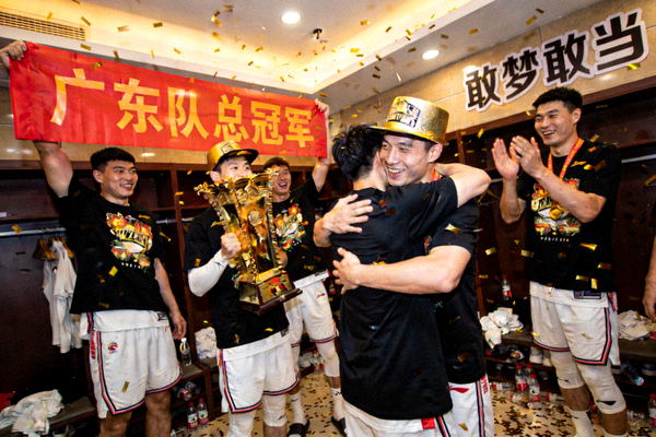 2021年CBA总决赛广东队夺冠后更衣室狂欢场景