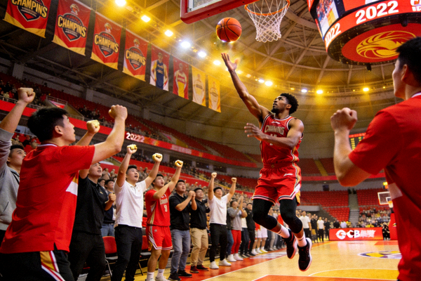 2022年CBA总决赛关键绝杀球瞬间，球员出手后全场观众起立