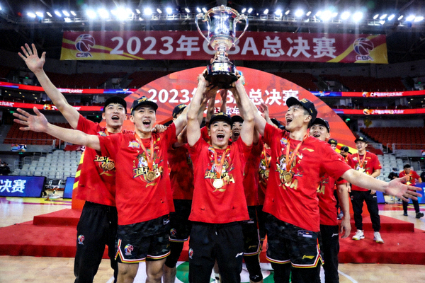 2023年CBA总决赛颁奖仪式，辽宁队球员举起冠军鼎庆祝