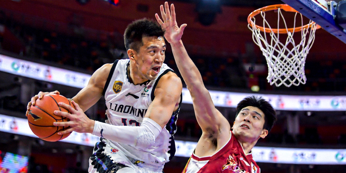 CBA总决赛比赛激烈场面，辽宁队球员突破上篮，浙江队球员奋力防守