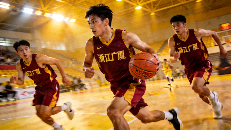 浙江广厦队发动快攻，三名球员高速推进前场