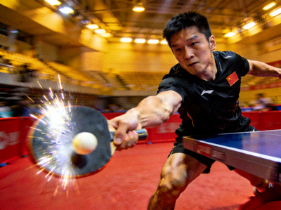 中国乒乓球运动员樊振东标志性暴力正手拉球，力量感十足