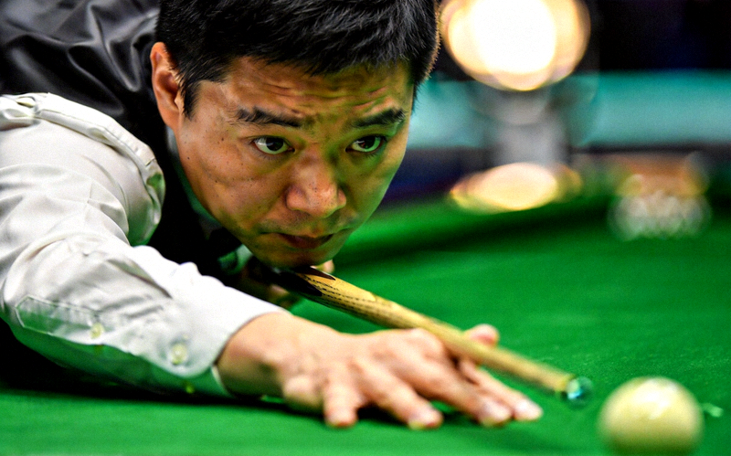 中国斯诺克选手丁俊晖在比赛中专注击球的特写镜头
